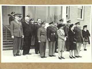MELBOURNE, VIC. 1943-06-03. PRESENTATION OF AMERICAN DISTINGUISHED SERVICE CROSSES (DSC) TO MRS OWEN (WIFE OF LIEUTENANT COLONEL W. T. OWEN), AND MRS WALKER (MOTHER OF LIEUTENANT I. WALKER), IN THE ..