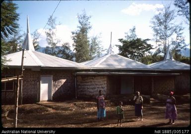 Women's Clun Suniseve near Goroka