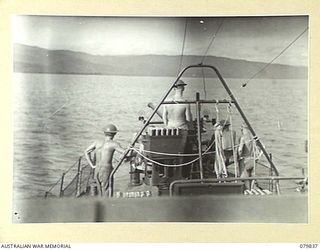 TOL PLANTATION, NEW BRITAIN. 1945-03-14. PERSONNEL OPERATING FROM THE PORT DIRECTORATE, JACQUINOT BAY, SEEK OUT A JAPANESE BARGE WITH BOFORS 40MM ANTI AIRCRAFT GUNS ABOARD ML427. PERSONNEL SHOWN ..