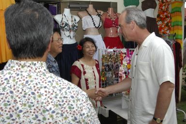 [Assignment: 48-DPA-SOI_K_Guam_6-6-7-07] Pacific Islands Tour: Visit of Secretary Dirk Kempthorne [and aides] to Guam, U.S. Territory [48-DPA-SOI_K_Guam_6-6-7-07__DI11279.JPG]