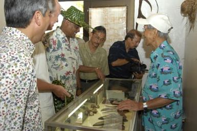 [Assignment: 48-DPA-SOI_K_Guam_6-6-7-07] Pacific Islands Tour: Visit of Secretary Dirk Kempthorne [and aides] to Guam, U.S. Territory [48-DPA-SOI_K_Guam_6-6-7-07__DI11249.JPG]