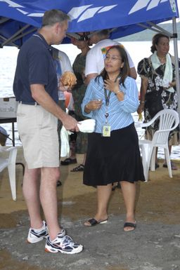 [Assignment: 48-DPA-SOI_K_Pohnpei_6-10-11-07] Pacific Islands Tour: Visit of Secretary Dirk Kempthorne [and aides] to Pohnpei Island, of the Federated States of Micronesia [48-DPA-SOI_K_Pohnpei_6-10-11-07__DI13965.JPG]