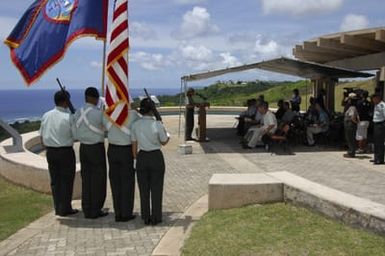 [Assignment: 48-DPA-SOI_K_Guam_6-6-7-07] Pacific Islands Tour: Visit of Secretary Dirk Kempthorne [and aides] to Guam, U.S. Territory [48-DPA-SOI_K_Guam_6-6-7-07__DI11406.JPG]