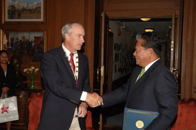 [Assignment: 48-DPA-09-26-07_SOI_K_Pres_Note] Secretary Dirk Kempthorne [and aides meeting at Main Interior] with delegation from Republic of Marshall Islands, led by Marshalls President Kessai Note [48-DPA-09-26-07_SOI_K_Pres_Note_DOI_2188.JPG]