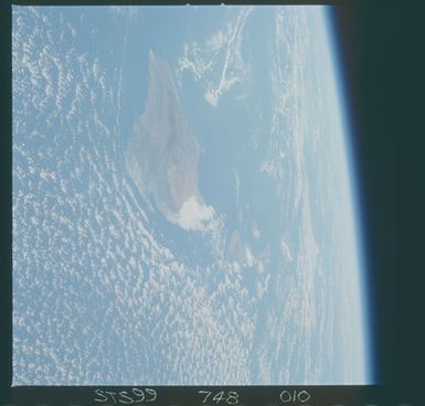 STS099-748-010 - STS-099 - Earth observation views of Hawaii taken from OV-105 during STS-99