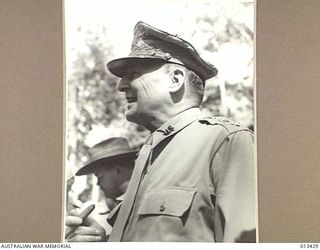 1942-10-12. GENERAL MACARTHUR PHOTOGRAPHED DURING HIS RECENT VISITS TO THE AUSTRALIAN TROOPS FIGHTING IN NEW GUINEA. (NEGATIVE BY BOTTOMLEY)