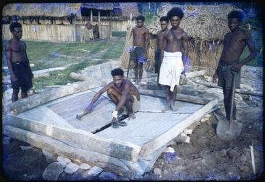 Medical officer Hubert Murray with his construction team building a latrine, Saiho, Papua New Guinea, 1951 / Albert Speer