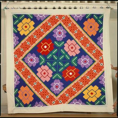 Tivaevae taorei, kaute (hibiscus) pattern, by Esther Katu