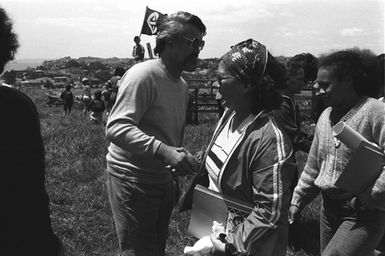 Joe Hawke greeting visitors. Pacific Peace hui, Takaparawhā