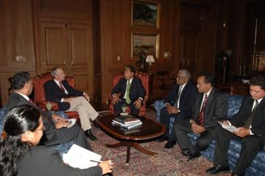 [Assignment: 48-DPA-09-26-07_SOI_K_Pres_Note] Secretary Dirk Kempthorne [and aides meeting at Main Interior] with delegation from Republic of Marshall Islands, led by Marshalls President Kessai Note [48-DPA-09-26-07_SOI_K_Pres_Note_DOI_2168.JPG]