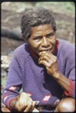 Western Highlands: woman eating yam