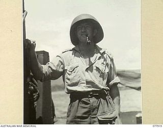 PURIATA RIVER AREA, BOUGAINVILLE ISLAND. 1944-12-31. NX56998 LIEUTENANT W.D. MARTIN, 4TH MILITARY HISTORY FIELD TEAM ATTACHED TO HEADQUARTERS, 2ND AUSTRALIAN CORPS WEARING A SPECIAL AMERICAN STEEL ..