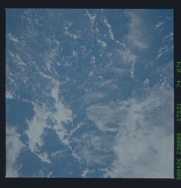 S31-74-074 - STS-031 - STS-31 earth observations