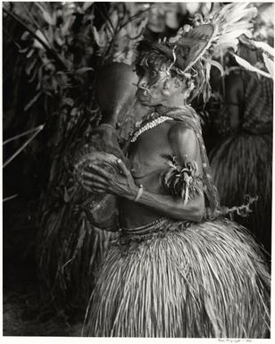 Old woman dancer, Goroka, Eastern Highlands Province, Papua New Guinea, 1969 / Axel Poignant