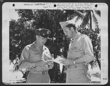 Following The Nauru And Tarawa Raids Major General William H. Hale Is Interviewed By War Correspondent Charles Arnot, Of Associated Press, Who Represented All News Services. [Funafuti, Ellice Is.] (U.S. Air Force Number 80733AC)