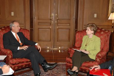 [Assignment: 48-DPA-06-25-07_SOI_K_Bordallo] Secretary Dirk Kempthorne [and aides meeting at Main Interior] with group led by Madeleine Bordallo, [Delegate from Guam to the U.S. House of Representatives] [48-DPA-06-25-07_SOI_K_Bordallo_DOI_4602.JPG]