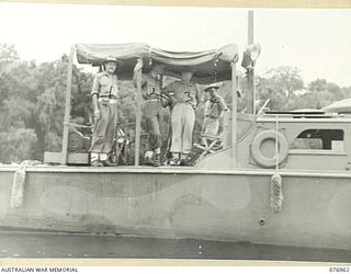 JACQUINOT BAY, NEW BRITAIN. 1944-11-14. VX27 MAJOR-GENERAL A.H. RAMSAY, CBE, DSO, ED, GENERAL OFFICER COMMANDING, 5TH DIVISION (3), LIEUTENANT-COLONEL BRIGGS, COMMANDER, ROYAL ENGINEERS, 5TH ..