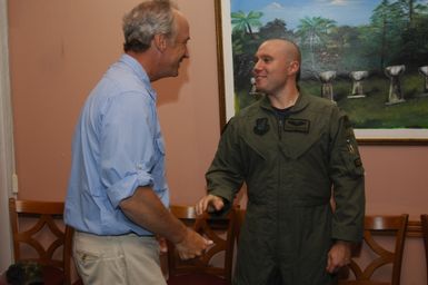 [Assignment: 48-DPA-SOI_K_Guam_6-6-7-07] Pacific Islands Tour: Visit of Secretary Dirk Kempthorne [and aides] to Guam, U.S. Territory [48-DPA-SOI_K_Guam_6-6-7-07__DI12255.JPG]