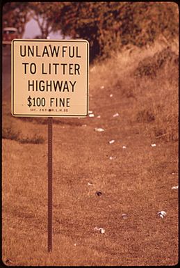 KAMCHAMCHA HIGHWAY SOUTH OF MILILANI TOWN IS LITTERED