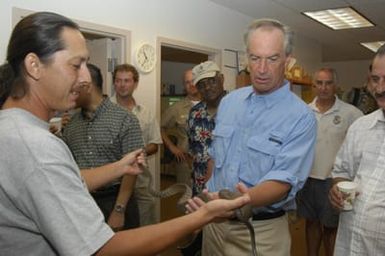 [Assignment: 48-DPA-SOI_K_Guam_6-6-7-07] Pacific Islands Tour: Visit of Secretary Dirk Kempthorne [and aides] to Guam, U.S. Territory [48-DPA-SOI_K_Guam_6-6-7-07__DI12173.JPG]