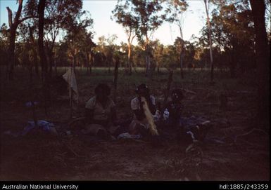 Women playing didjeridoo