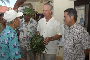 [Assignment: 48-DPA-SOI_K_Guam_6-6-7-07] Pacific Islands Tour: Visit of Secretary Dirk Kempthorne [and aides] to Guam, U.S. Territory [48-DPA-SOI_K_Guam_6-6-7-07__DI11240.JPG]