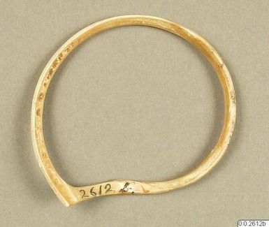 ["armring, bracelet"]