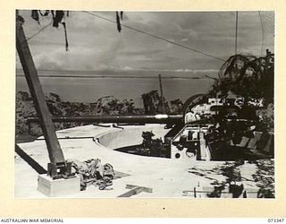 PORT MORESBY, NEW GUINEA. 1944-05-24. THE CRADLE PIECE AND UPPER MOUNTING OF NO. 2 GUN AT BASILISK BATTERY, 801ST ANTI-AIRCRAFT AND COAST ARTILLERY BATTERY AT HEADQUARTERS MORESBY BASE SUB-AREA. ..