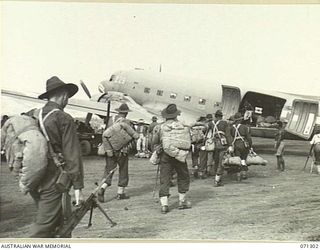 DUMPU, RAMU VALLEY, NEW GUINEA, 1944-03-21. 2/6TH CAVALRY COMMANDO SQUADRON MEMBERS BOARDING A TRANSPORT AIRCRAFT AT DUMPU AIRSTRIP BOUND FOR AUSTRALIA. THEY HAVE BEEN IN THE VALLEY SINCE THE ..