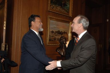 [Assignment: 48-DPA-02-05-08_SOI_K_Mori] Secretary Dirk Kempthorne [meeting at Main Interior] with delegation from the Federated States of Micronesia, led by Micronesia President Emanuel Mori [48-DPA-02-05-08_SOI_K_Mori_DOI_9624.JPG]