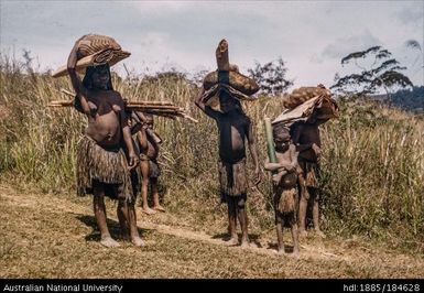 Goroka - Kainantu - Kamano woman carrying food