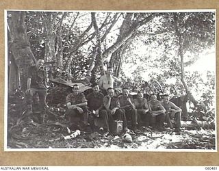 FINSCHHAFEN AREA, NEW GUINEA. 1943-11-11. PERSONNEL OF PUBLIC RELATIONS, ACCREDITED WAR CORRESPONDENTS AND PHOTOGRAPHERS OF THE DEPARTMENT OF INFORMATION AT HEADQUARTERS, 9TH AUSTRALIAN DIVISION