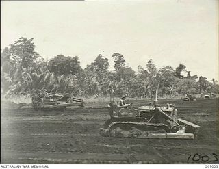 AITAPE, NORTH EAST NEW GUINEA. 1944-02-25. RAAF GROUND FORCES WHO WENT IN WITH AMERICAN STORM TROOPS WERE WORKING ON THE AIRSTRIP AT TADJI A FEW HOURS AFTER ITS CAPTURE. HERE THEY ARE USING HEAVING ..