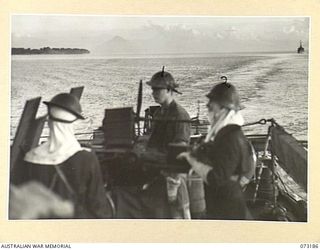 OFF NEW GUINEA COAST. 1944-05. AN OERLIKON GUN CREW IN ACTION ABOARD HMAS KAPUNDA IN A BOMBARDMENT OF ENEMY POSITIONS DURING A PATROL NORTH OF ALEXISHAFEN