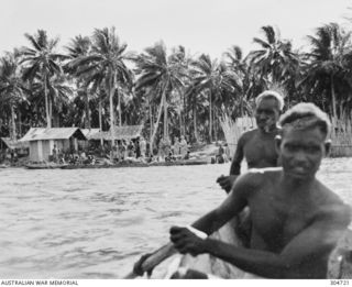 SEGI AREA, NEW GEORGIA, BRITISH SOLOMON ISLANDS PROTECTORATE. C.1944. VISITORS AND STORES LANDING AT THE COASTWATCHING BASE BY CANOE FROM AN AIRCRAFT (NOT SHOWN). IN THE RIGHT BACKGROUND IS THE ..