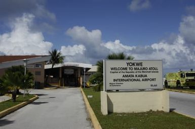 [Assignment: 48-DPA-SOI_K_Majuro_6-11-12-07] Pacific Islands Tour: Visit of Secretary Dirk Kempthorne [and aides] to Majuro Atoll, of the Republic of Marshall Islands [48-DPA-SOI_K_Majuro_6-11-12-07__DI14834.JPG]