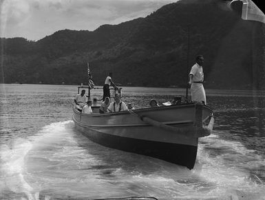 [View of a boat with many people]