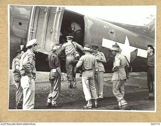 MAREEBA, QLD. 1944-04-10. THE ADVANCE PARTY OF HEADQUARTERS, 1ST AUSTRALIAN CORPS BOARDING A DOUGLAS C47 AIRCRAFT, MILITARY VERSION OF THE DC3 AIRLINER, "IRENE" (CALL SIGN VH-CFB) OF THE UNITED ..