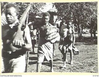 1943-09-20. NEW GUINEA. BUSO RIVER - LAE AREA. NATIVES WHO ESCAPED FROM LAE ARRIVE AT ALUKIE VILLAGE. THE NATIVES HAD NOT EATEN FOR THREE DAYS. (NEGATIVE BY H. DICK)