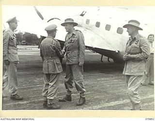 AITAPE, NEW GUINEA. 1945-03-23. LORD WAKEHURST, KCMG, GOVERNOR OF NEW SOUTH WALES (2) GREEDTED BY VX17 MAJOR- GENERAL J.E.S. STEVENS, DSO, ED (1), SOON AFTER ARRIVAL AT TADJI AIRSTRIP DURING A ..