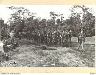 1943-09-29. NEW GUINEA. ATTACK ON FINSCHHAFEN. AT THE EMBARKATION POINT. AUSTRALIAN TROOPS MARCH TO THE LANDING BARGES. (NEGATIVE BY MILITARY HISTORY NEGATIVES)