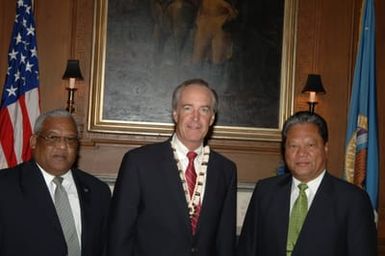 [Assignment: 48-DPA-09-26-07_SOI_K_Pres_Note] Secretary Dirk Kempthorne [and aides meeting at Main Interior] with delegation from Republic of Marshall Islands, led by Marshalls President Kessai Note [48-DPA-09-26-07_SOI_K_Pres_Note_DOI_2171.JPG]