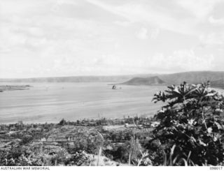 OBSERVATORY HILL, NEW BRITAIN. 1945-10-13. PANORAMIC VIEW OF SIMPSON HARBOUR AND BLANCHE BAY SHOWING SHIPPING AND HARBOUR INSTALLATIONS, VIEWED FROM OBSERVATORY HILL, IN 11 DIVISION AREA. (JOINS ..