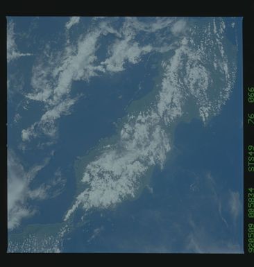 S49-76-066 - STS-049 - Earth observations taken during the STS-49 mission