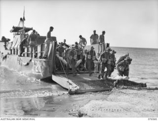 HOSKINS, NEW BRITAIN. 1944-10-08. TROOPS OF A COMPANY, 36TH INFANTRY BATTALION MAKING THE INITIAL AUSTRALIAN LANDING ON THE ISLAND