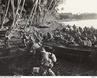 BAKA BAKA, VELLA LAVELLA, BRITISH SOLOMON ISLANDS PROTECTORATE. 1943-09-17. NEW ZEALAND SOLDIERS OF THE 14TH BRIGADE LAND TO RELIEVE THE AMERICAN 35TH INFANTRY REGIMENT, 25TH DIVISION. THE NEAREST ..
