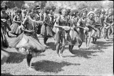 Large group of dancers, Port Moresby, Papua, ca. 1923 / Sarah Chinnery