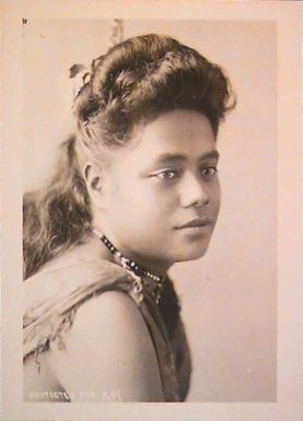 Samoan Woman looking right