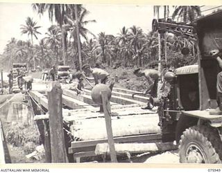 NAGADA, NEW GUINEA. 1944-09-11. PERSONNEL OF THE 5TH FIELD COMPANY, BUILDING A NEW BRIDGE ACROSS THE NAGADA RIVER ON THE MADANG-ALEXISHAFEN ROAD