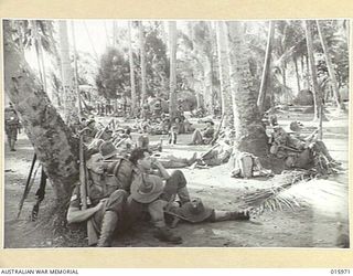 1943-10-15. NEW GUINEA. RAMU VALLEY. AUSTRALIAN TROOPS NEAR THE GUSAP RIVER IN THE RAMU VALLEY. MEMBERS OF A FORWARD PATROL AT THEIR OVER-NIGHT CAMP. (NEGATIVE BY G. SHORT)